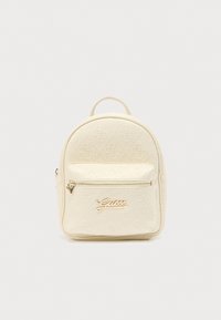 Μίνι σακίδιο πλάτης από λευκό συνθετικό δέρμα με ανάγλυφο μοτίβο λογότυπου, μπροστινή τσέπη με φερμουάρ και μεταλλικά εξαρτήματα σε χρυσή απόχρωση. Στρογγυλεμένη κορυφή και ρυθμιζόμενα λουριά.