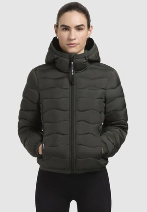 Donkergroene gewatteerde jas met capuchon, zigzag-quiltontwerp, voorkant met ritssluiting en logo-detail. Voorzien van elastische manchetten en zijzakken.