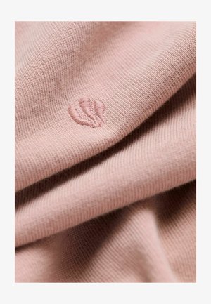 Blødt, lyserødt strikket stof med ribbet tekstur, med et delikat broderet skaldyrsdesign i matchende tråd.