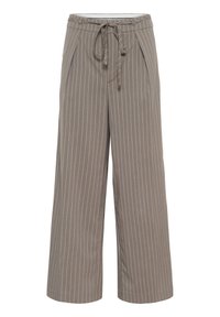 Pantalons larges bruns avec des rayures verticales blanches, ceinture à nouer à l'avant et poches latérales sur fond blanc.