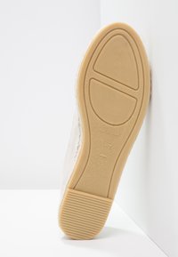 Espadrille chiaro con suola texturizzata. La base in gomma è color beige e presenta delle scanalature; la parte superiore ha una finitura liscia. Taglia 37, realizzato in Spagna.