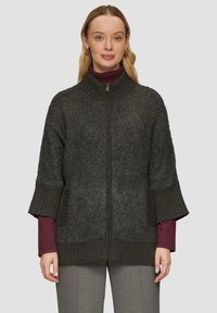 Donkergrijze wollen blend cardigan met een hoge kraag, ritssluiting en brede mouwen. Heeft geribbelde breiaccenten aan de zoom en mouwen.