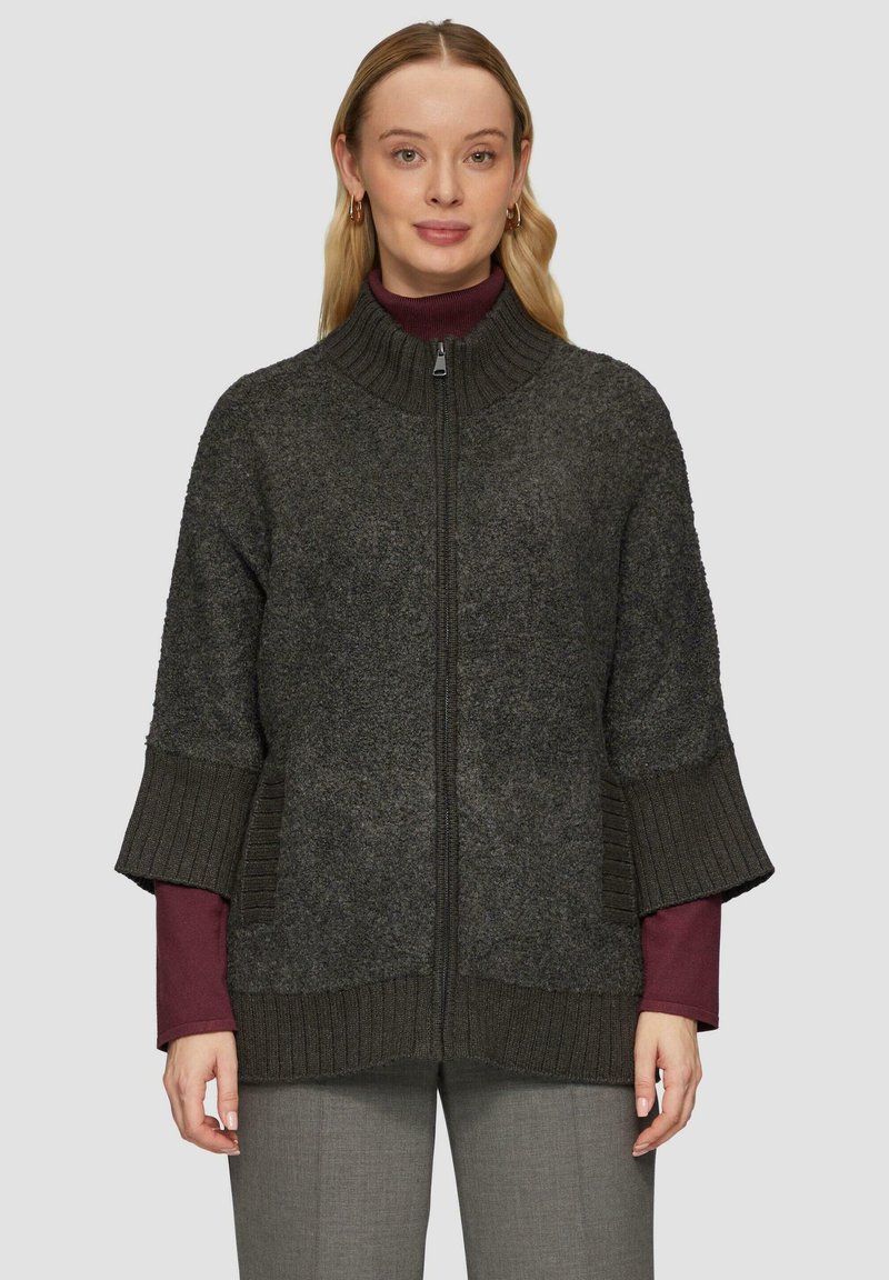 Donkergrijze wollen blend cardigan met een hoge kraag, ritssluiting en brede mouwen. Heeft geribbelde breiaccenten aan de zoom en mouwen.