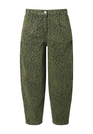 Groene broek met luipaardprint en hoge taille, voorzien van een knoopsluiting en zijzakken. De stof heeft een gladde, duurzame textuur.