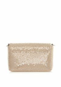 Beżowa torebka kopertowa z cekinami, z klapką, prostokątna, pokryta teksturowanymi cekinami z przodu, z metalowym detalem z boku.
