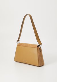 Sac bandoulière tan avec un dessus en suède et un dessous en cuir lisse, présentant une forme rectangulaire élégante, une sangle ajustable et des éléments en métal argenté.