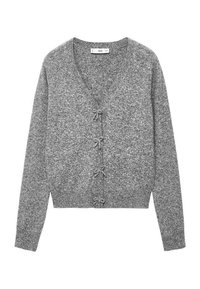 Cardigan tricoté gris avec un col en V, comportant cinq boutons décoratifs en forme de nœud sur le devant et des poignets et un ourlet côtelés.