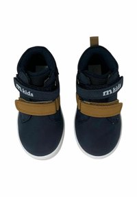 Scarpe per bambini di colore blu scuro con cinturini in velcro marrone, suole in gomma bianche e supporto per la caviglia imbottito; presenta il logo "m kids" di lato.