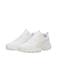 Scarpe da ginnastica bianche con tomaia in pelle liscia, dettagli in rete, chiusura con lacci, suola ammortizzata e discreto logo.