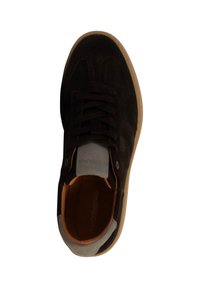 Sneaker in suede marrone scuro con suola in gomma, interno arancione e accenti grigi. Presenta un design con lacci e dettagli di cucitura sulla parte superiore.