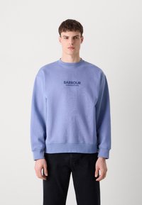 Világoslila pulóver kerek nyakú és bordázott mandzsettákkal, középen az "BARBOUR INTERNATIONAL" logóval a mellkasán. Pamut anyag.