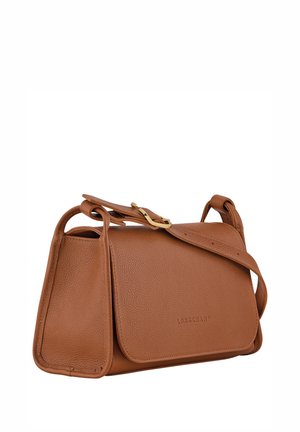 Borsa a spalla Longchamp in pelle marrone con tracolla regolabile e fibbia in tono oro, forma rettangolare con chiusura a patta.