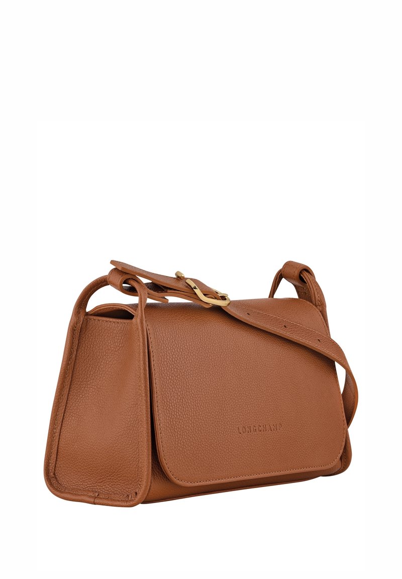 Borsa a spalla Longchamp in pelle marrone con tracolla regolabile e fibbia in tono oro, forma rettangolare con chiusura a patta.