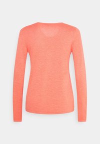 Bluza z długim rękawem w intensywnym odcieniu koralowym, wykonana z miękkiej, teksturowanej tkaniny. Posiada klasyczny okrągły dekolt i dopasowaną sylwetkę. Szwy dekoracyjne wzdłuż rękawów.