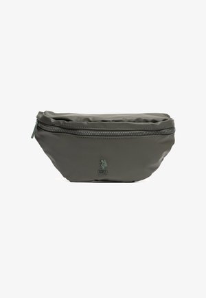 Sac banane USPA fabriqué en matériau lisse de couleur vert foncé. Dispose d'une fermeture éclair, d'une forme incurvée et d'un logo subtil en relief sur le devant.