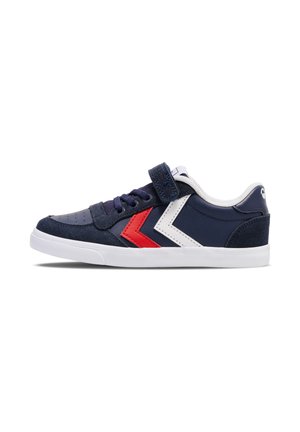 Sneaker in Navyblau mit einem Klettverschluss und Schnürsenkeln. Rote und weiße Chevron-Akzente an der Seite, gefertigt aus Wildleder und synthetischen Materialien.