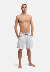 Ανοιχτό γκρι μαγιό βερμούδα με κορδόνι στη μέση, πλαϊνές τσέπες και μικρό λογότυπο στο τελείωμα. Διαθέτει ελαστική μέση για άνεση.