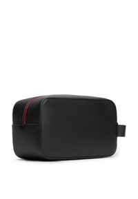 Μαύρο ορθογώνιο νεσεσέρ με κόκκινο φερμουάρ και πλευρική λαβή για μεταφορά σε λευκό φόντο.