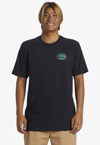 Camiseta negra de manga corta hecha de algodón, con un logo colorido de Quiksilver en el lado izquierdo del pecho. Diseño liso con un ajuste clásico.