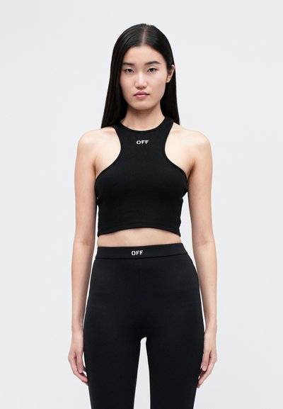 Czarny prążkowany top w stylu crop z bezrękawnikowym designem, z wysokim dekoltem i logo "OFF" w kontrastującym białym kolorze. W zestawie z dopasowanymi czarnymi legginsami.