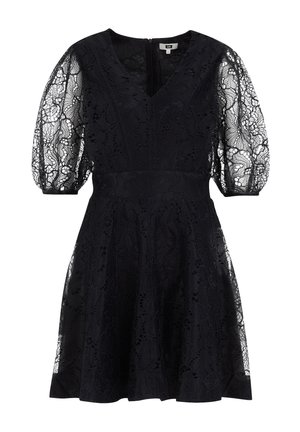 Robe en dentelle noire avec un décolleté en V, des manches bouffantes en organza, un corsage ajusté et une jupe évasée recouverte de dentelle, dotée d'une fermeture éclair dissimulée au dos.