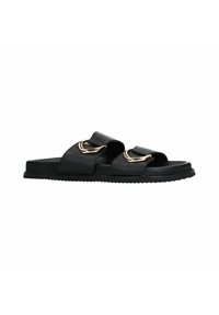 Sandales à glisser en cuir noir avec deux larges sangles et des accents dorés. Semelle plate avec des détails texturés pour une meilleure adhérence. Finition lisse.