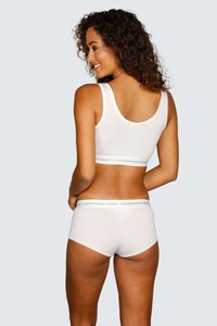 Fehér pamut bralette és boyshort szett, sima felülettel, széles pántokkal és márkázott elasztikus derékpánttal. A modell hátulról.