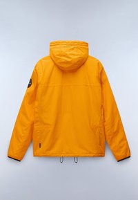 Geel hoodie-jack in lichtgewicht stof, met een trekkoordpositie aan de onderkant, zwarte accenten op de mouwen, en een logo-patch op de linker mouw.