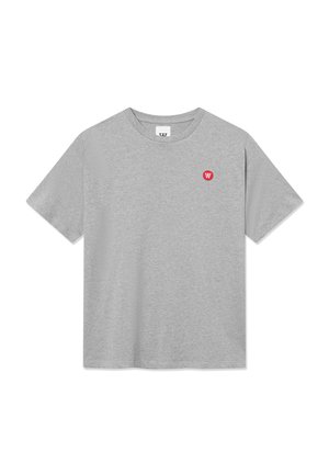 T-shirt en coton gris à manches courtes et encolure ronde. Présente un petit logo rouge sur la poitrine gauche. Texture douce, coupe décontractée.