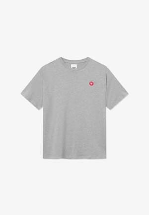Grå bomulds t-shirt med korte ærmer og rund halsudskæring. Har et lille rødt logo på venstre bryst. Blød tekstur, afslappet pasform.
