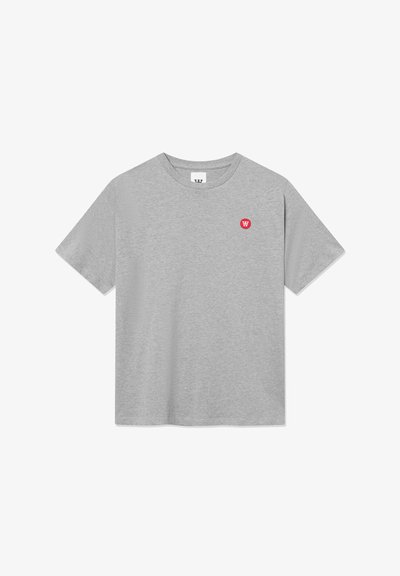T-shirt en coton gris à manches courtes et encolure ronde. Présente un petit logo rouge sur la poitrine gauche. Texture douce, coupe décontractée.