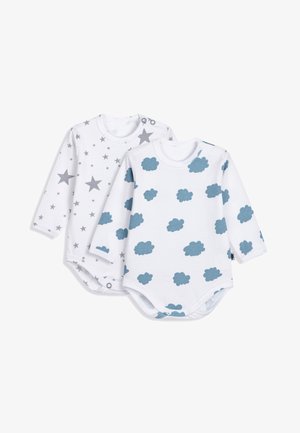 To lange langærmede bodystockings til spædbørn. Den ene har grå stjerner på hvid baggrund, mens den anden har blå skymønstre på hvid baggrund. Blødt bomuldsstof.