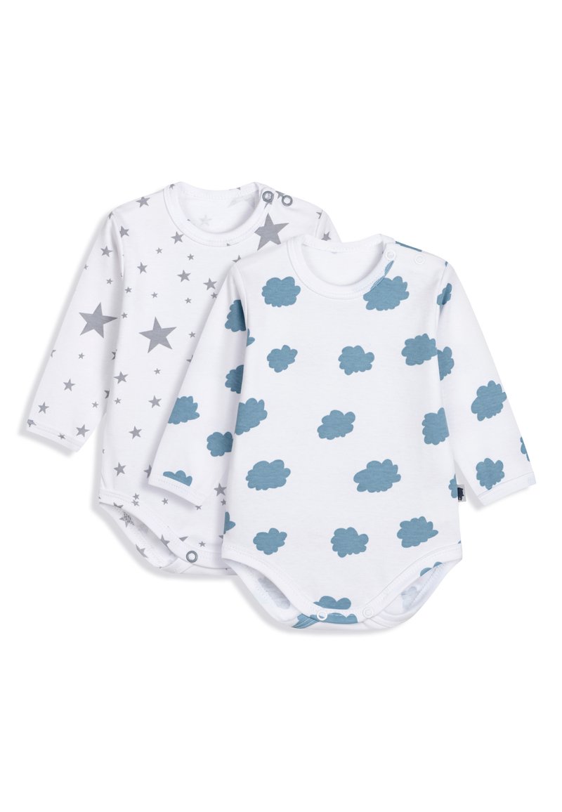 Zwei Langarmbodysuits für Säuglinge. Einer mit grauen Sternen auf weißem Grund, der andere mit blauen Wolkenmustern auf weiß. Aus weichem Baumwollmaterial.