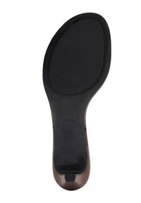 Braune Schuhsohle mit einer glatten schwarzen Gummioberfläche; verfügt über ein strukturiertes Griffmuster und eine geformte Ferse für Stabilität.