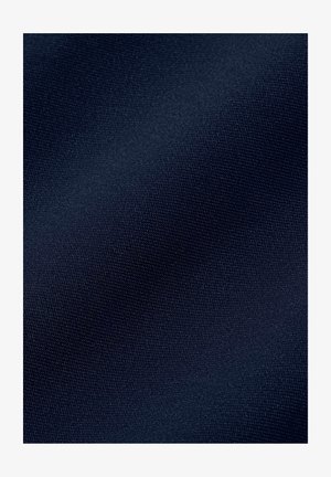 Tume tumesinine kangas peene kootud tekstuuriga, millel on kergeid voldikuid ja pehme valgus pinnal.