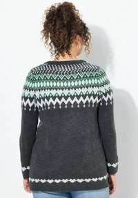 Maglione grigio lavorato a maglia con motivi geometrici verdi, bianchi e neri. Presenta un collo rotondo e maniche lunghe con orlo a coste.
