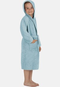Himmelblauer Frottee-Bademantel mit Kapuze, langen Ärmeln, Taillenschnürung und Fronttasche, geeignet für Kinder. Glatte Textur, knielang.