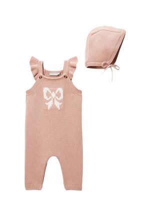 Salopette rose tricotée avec bretelles à volants, motif nœud blanc sur la poitrine et bonnet rose assorti avec liens, en tissu doux.