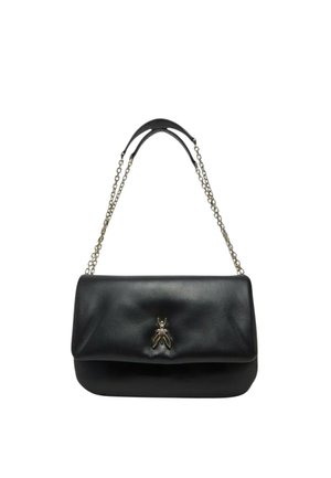 Borsa nera in pelle con finitura liscia, dotata di un risvolto e di un emblema decorativo a forma di ape metallica. Straps in catena e pelle.