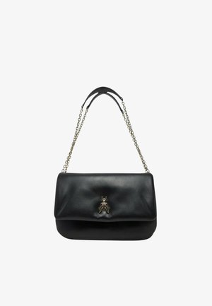 Borsa nera in pelle con finitura liscia, dotata di un risvolto e di un emblema decorativo a forma di ape metallica. Straps in catena e pelle.