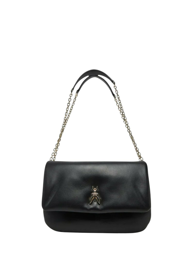 Borsa nera in pelle con finitura liscia, dotata di un risvolto e di un emblema decorativo a forma di ape metallica. Straps in catena e pelle.