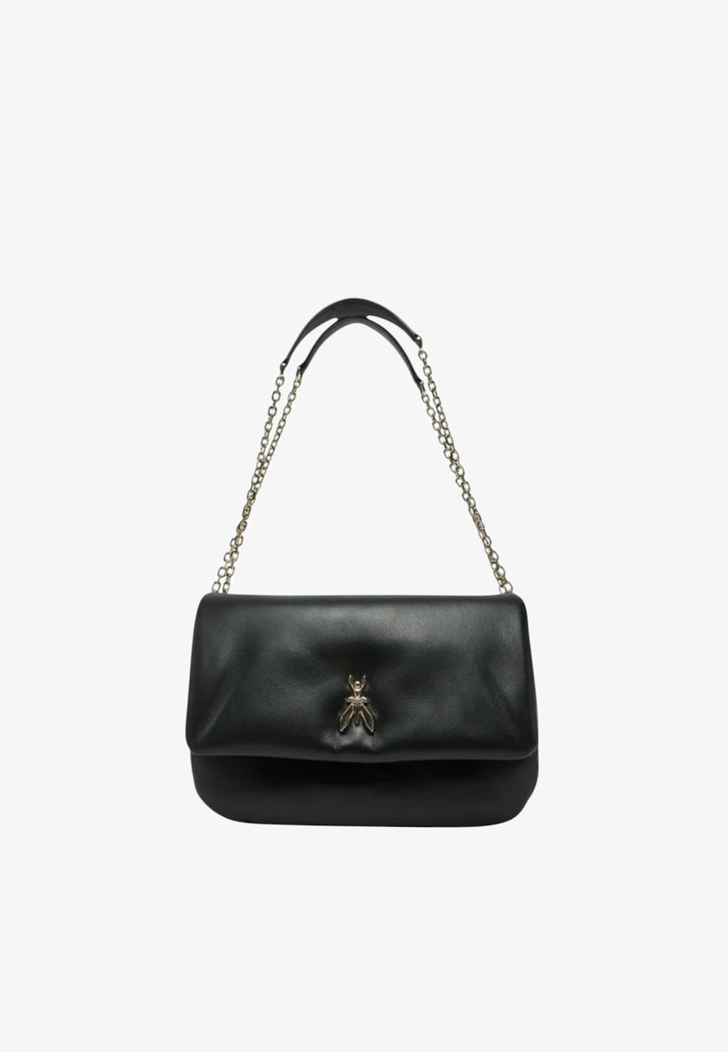 Borsa nera in pelle con finitura liscia, dotata di un risvolto e di un emblema decorativo a forma di ape metallica. Straps in catena e pelle.