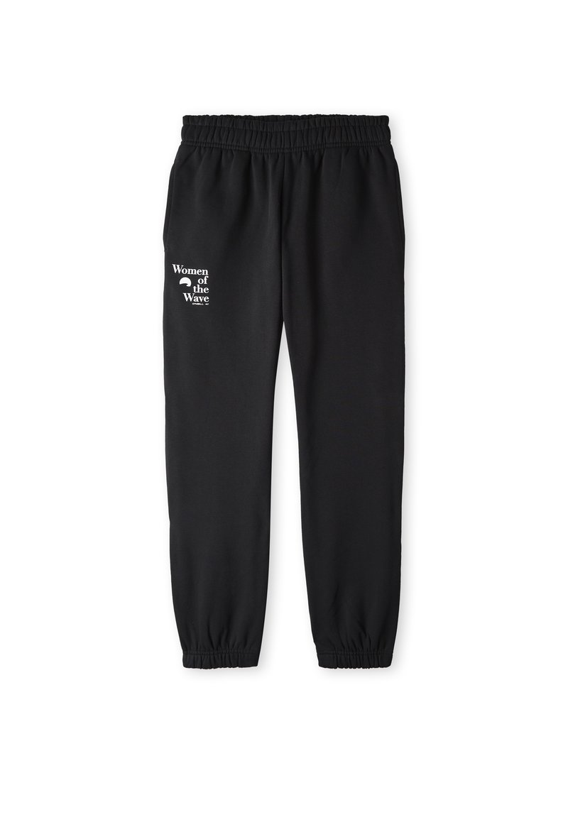 Zwarte joggers met een elastische tailleband en enkels, met de witte tekst "Women of the Wave" op het linkerpijp. Zachte stoftextuur.