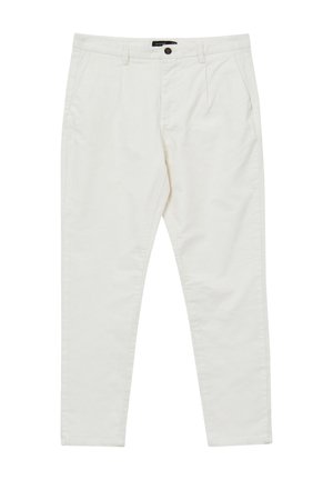 Pantaloni bianchi su misura realizzati in un morbido misto cotone. Presentano pieghe frontali, chiusura con bottone e un design a gamba affusolata.