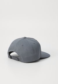 Căciulă de baseball gri din material textil, cu vizor curbat, închidere ajustabilă cu snapback și șase orificii de ventilație.