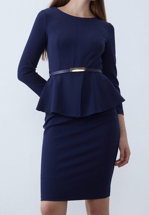 Marineblaues Peplum-Kleid mit langenÄrmeln, strukturiertem Stoff, taillierter Rock und einem schwarzen Gürtel mit goldenen Akzenten in der Taille.
