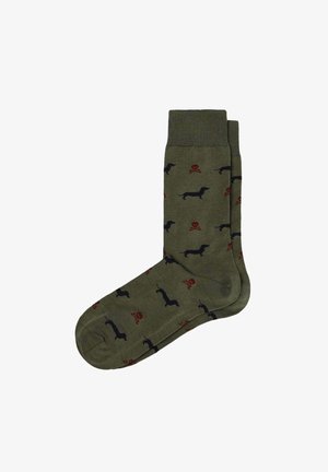 Paire de chaussettes vert olive avec chien teckel noir et motifs tête de mort et os croisés rouges.