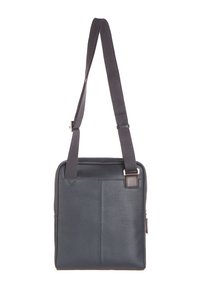 Borsa a tracolla in pelle blu scuro con superficie texturizzata, tracolla regolabile e un accento in pelle marrone vicino alla parte superiore. Design semplice e squadrato.