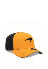 Żółta czapka z czarną siateczką z tyłu, z czarnym logo Nike i wyszywaną cyfrą 4 na daszku, z szarym spodem daszka.