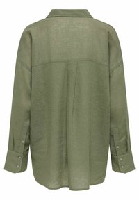 Bagfraudsigt af langærmet olivengrøn hørskjorte med knapknapper på manchetterne og en læg under skulderpartiet på en ensfarvet hvid baggrund.